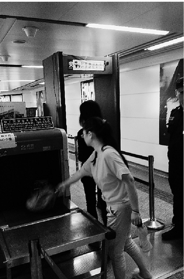 夏天小偷頻出沒(méi)，地鐵站裝上安檢門